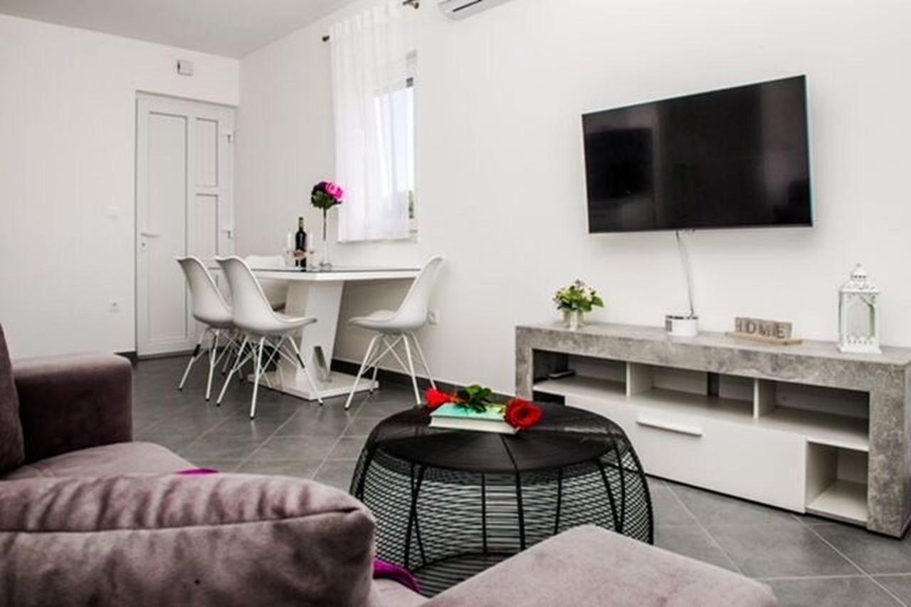 Apartments Zdeslav 로고즈니차 외부 사진